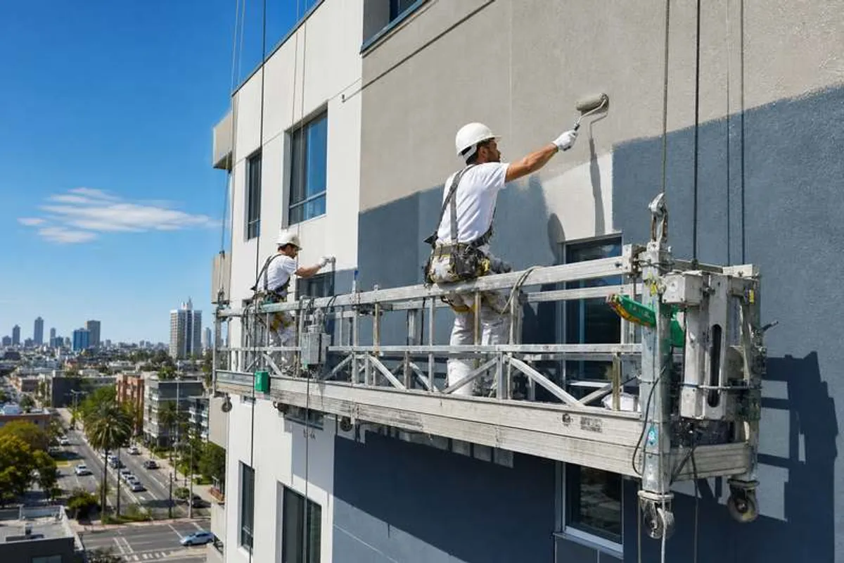 Pintores em balancim pintando fachada de prédio residencial em Tapera da Base